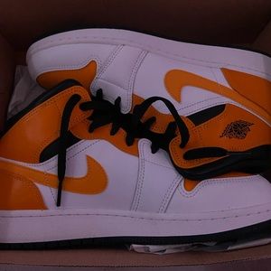 Nike Jordan 1 Mid University Gold